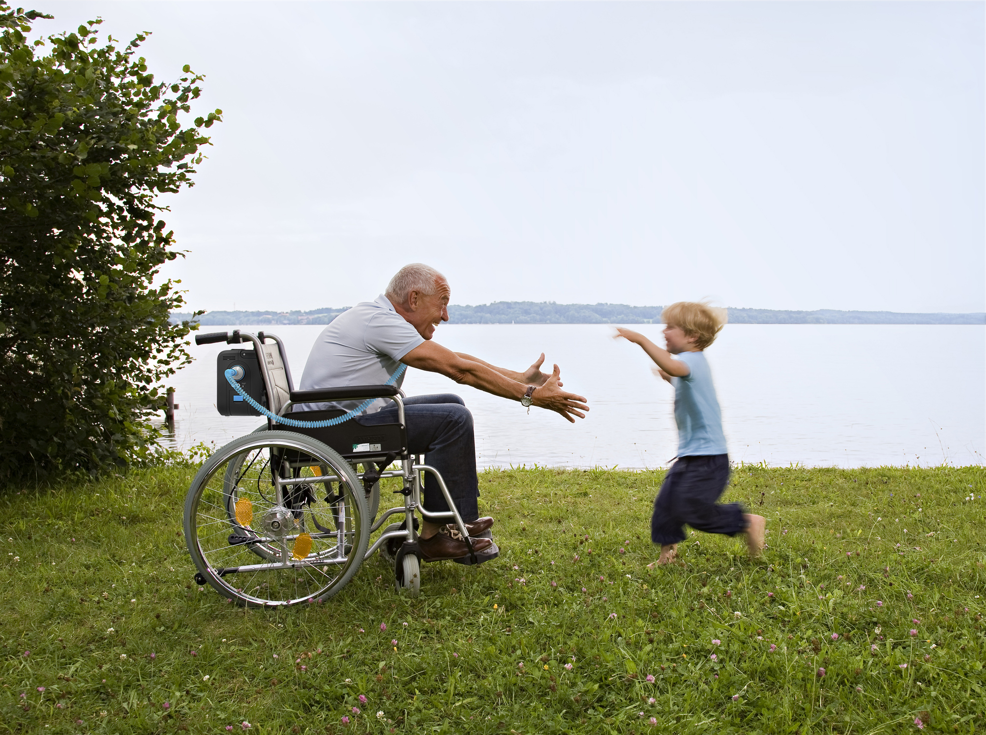 Поможет людям с ограниченными. Люди с ограниченными возможностями. Счастливые инвалиды. Дети старики инвалиды. Инвалиды радуются жизни.